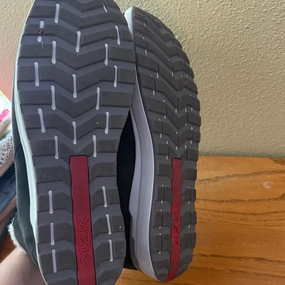 Women’s Kizik hands free black boots - Picture 2 of 3